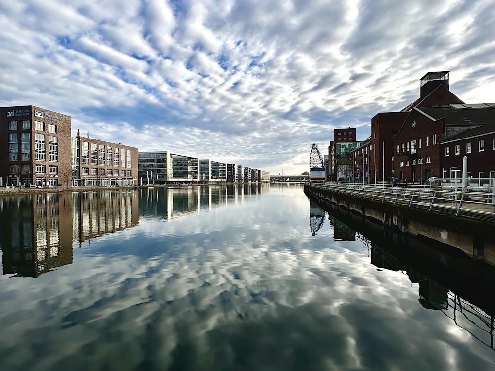 Wasser und Gebäude im Duisburger Hafen