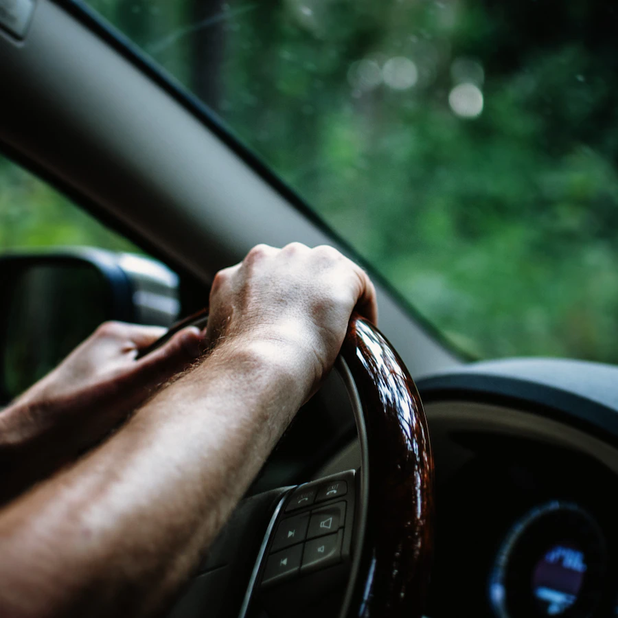 Hände am Lenkrad während der Fahrt