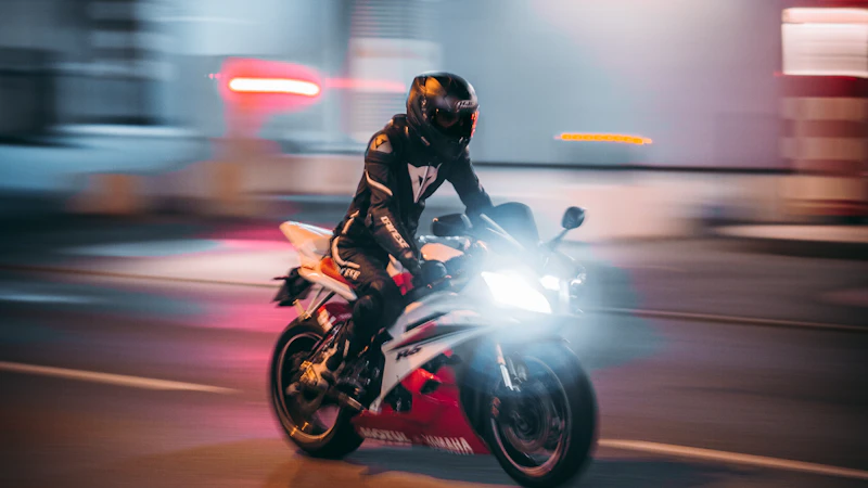 Motorradfahrer bei Nacht auf einem Sportmotorrad