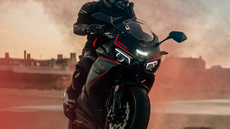 Motorradfahrer auf einem Motorrad der Klasse A2