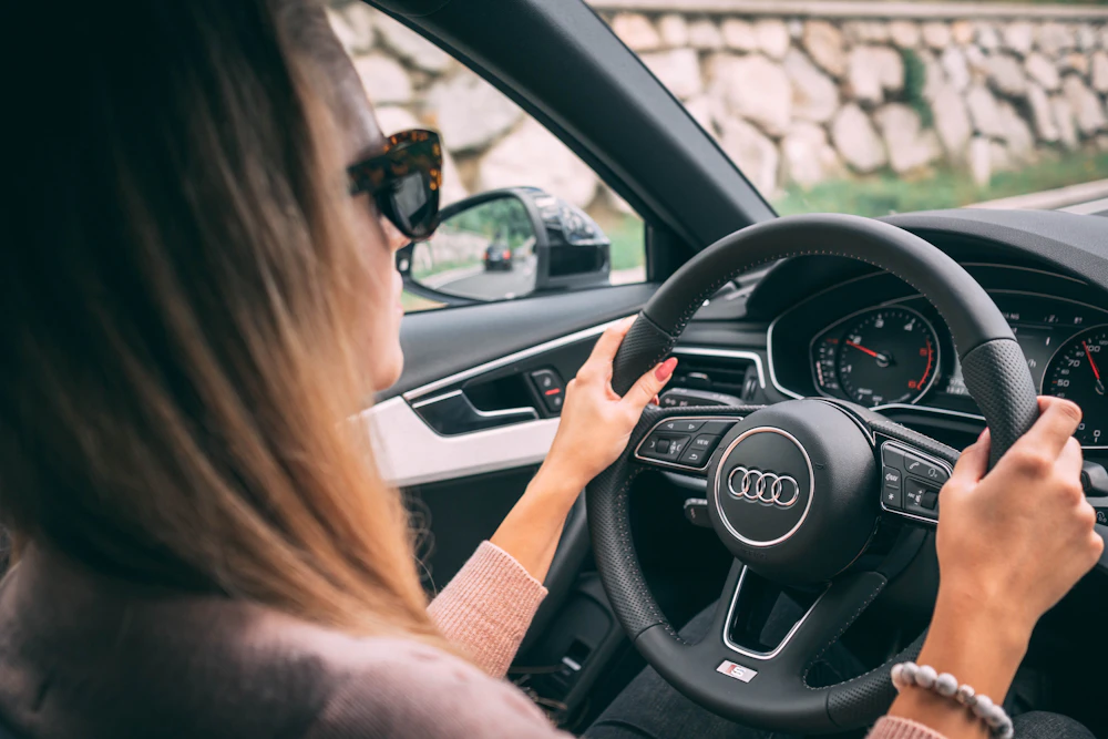 Fahrschülerin am Lenkrad eines Autos
