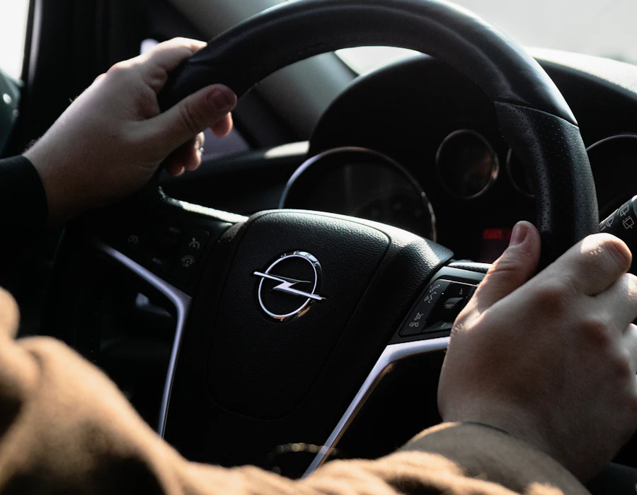 Hände am Lenkrad eines Autos