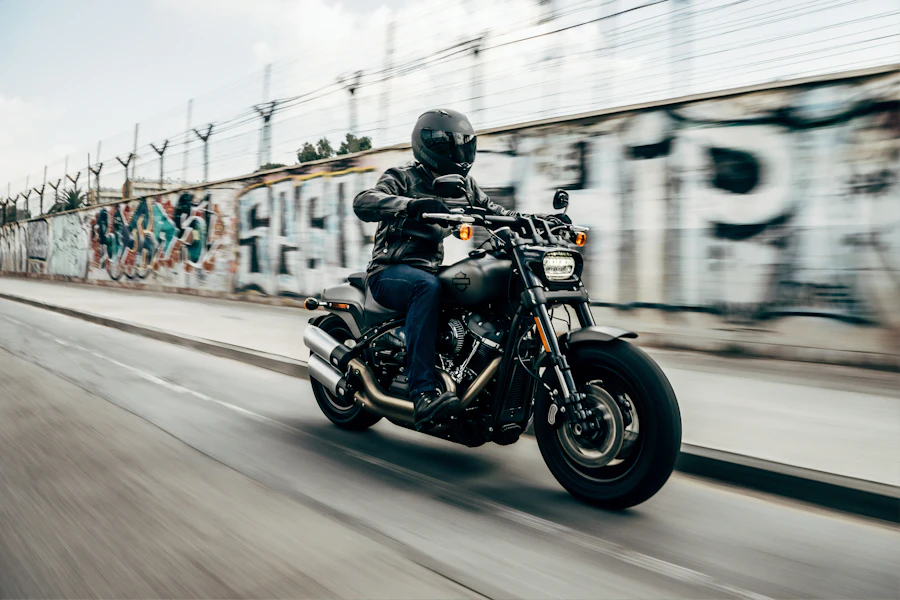 Motorradfahrer auf der Straße