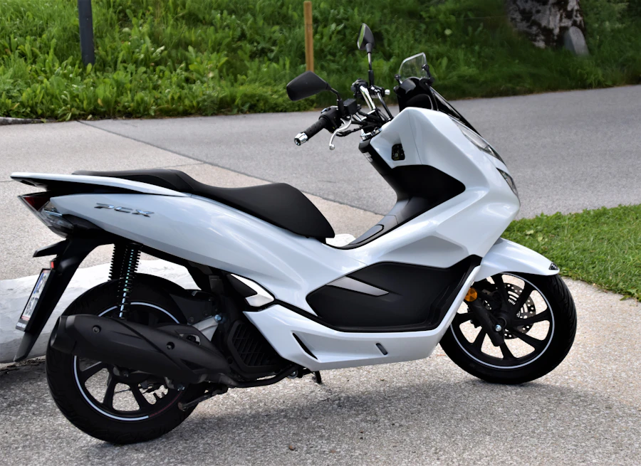 Weißer Motorroller